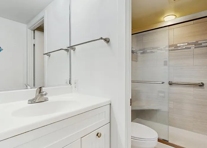 Sunny With Balcony Washer & Dryer Pools Gym Sauna & Ac Holiday home Ocean City