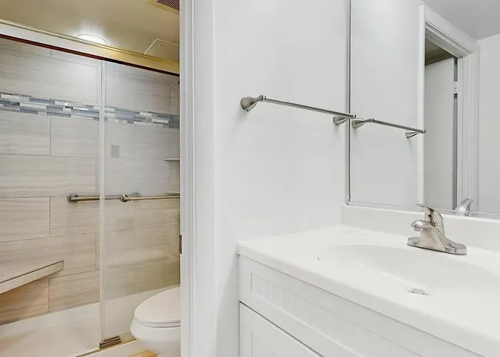 Holiday home Sunny With Balcony Washer & Dryer Pools Gym Sauna & Ac