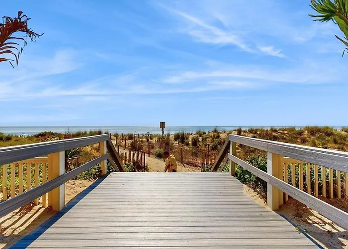 Sunny With Balcony Washer & Dryer Pools Gym Sauna & Ac Holiday home *